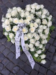 Trauerherz aus weißen Rosen